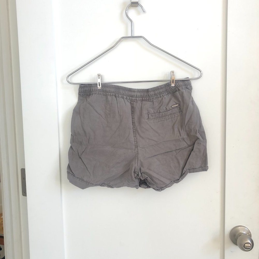Grey linen shorts - Picture 2 of 2